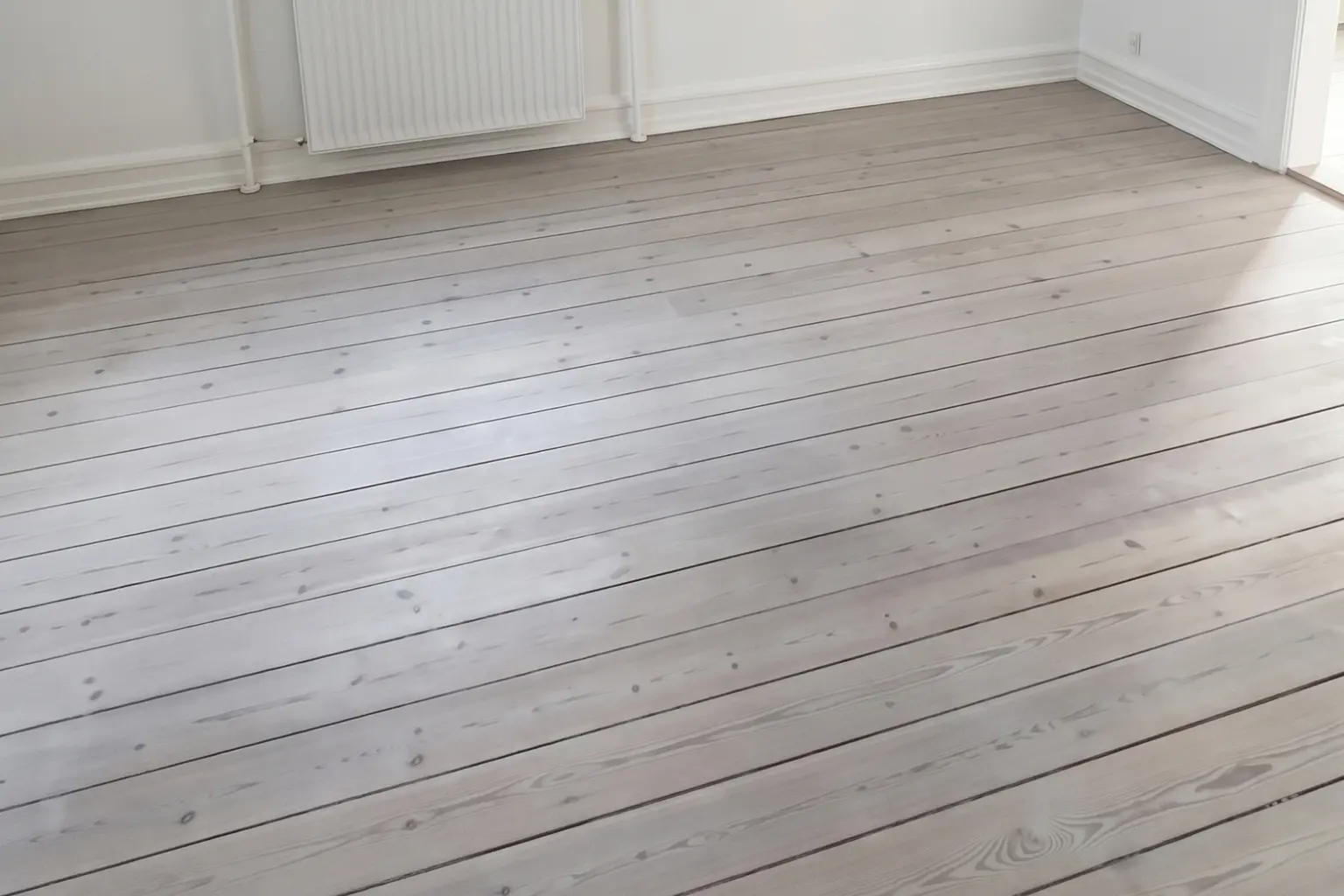 Før gulvafslibning med 3x hvid mat lak