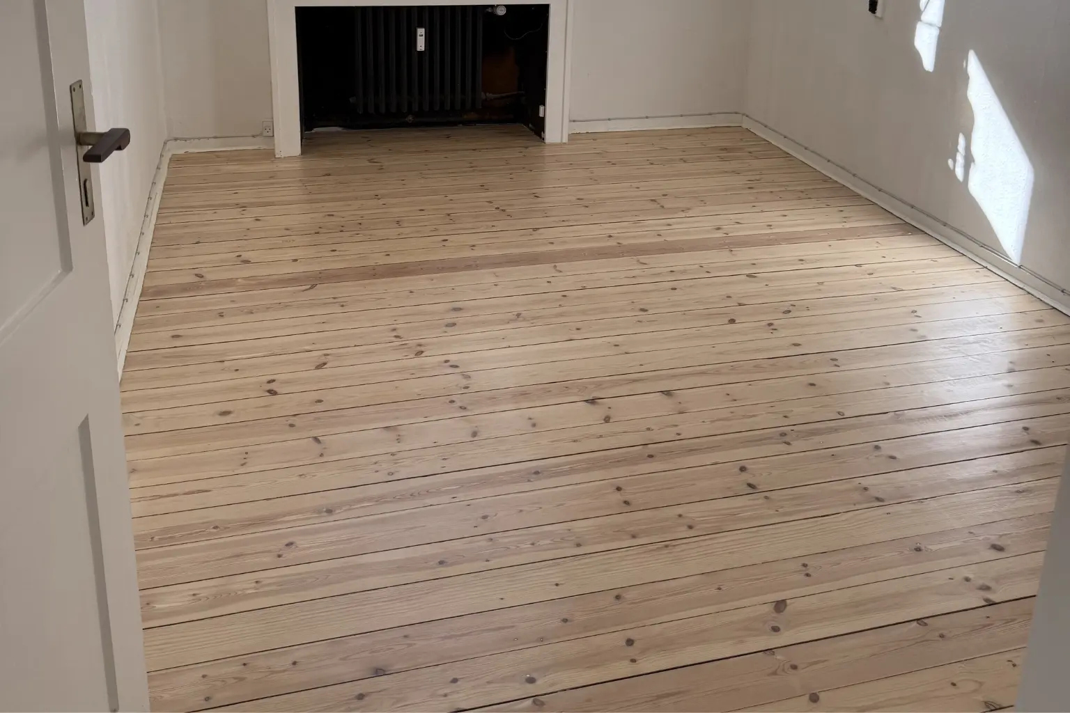 Efter gulvafslibning med 3x hvid mat lak
